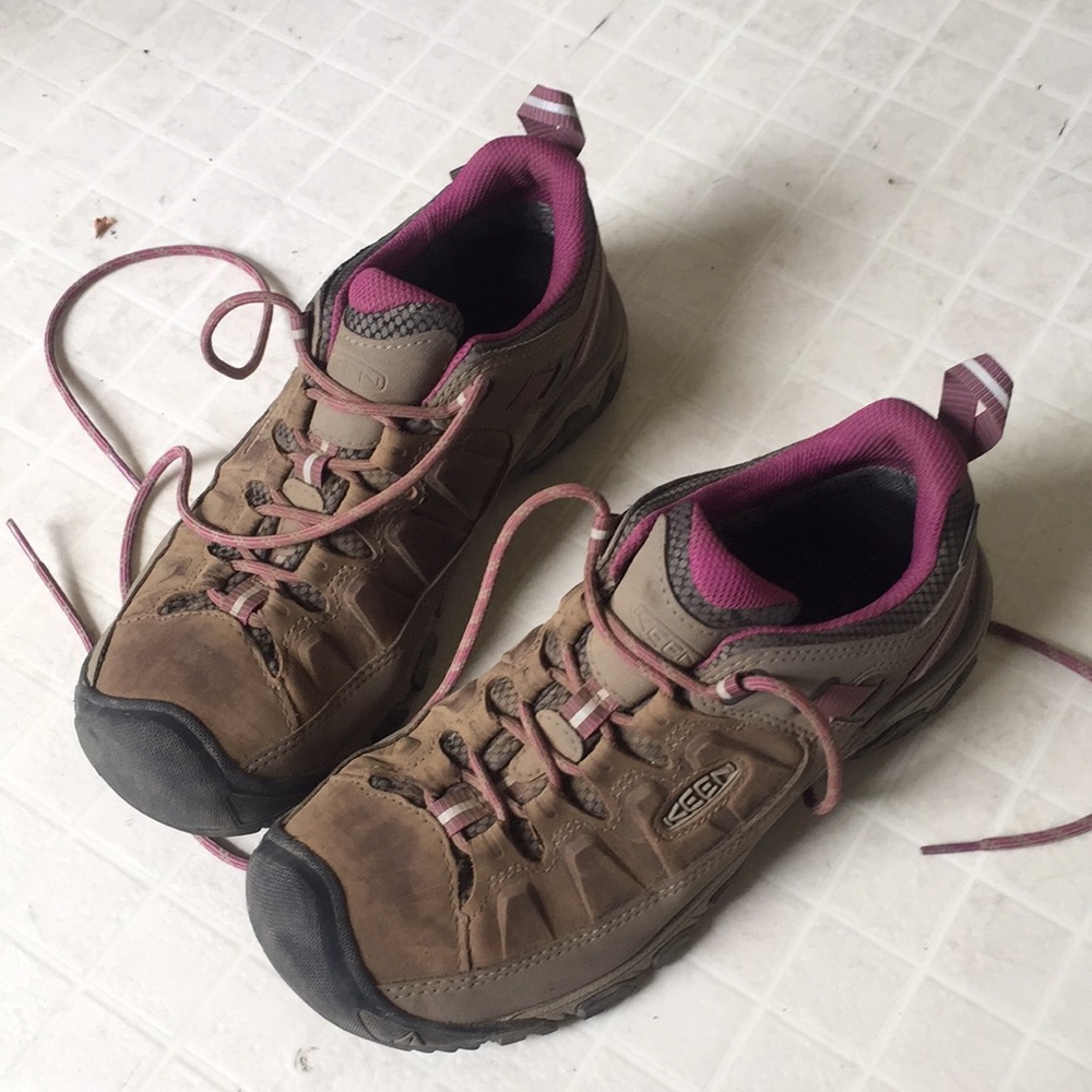 Women’s Keen hiking boots, size 9 - almost new!